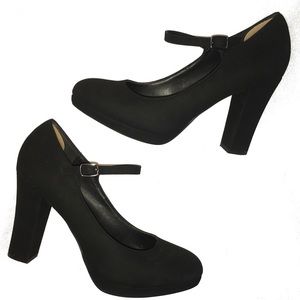 Maryjane Black Pumps